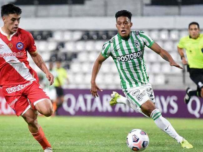 Nacional no levanta cabeza y pierde ante Argentinos Juniors en Paraguay. Foto: Getty Images