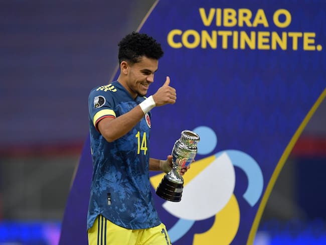 Luis Díaz con el trofeo del tercer puesto de la Copa América 2021