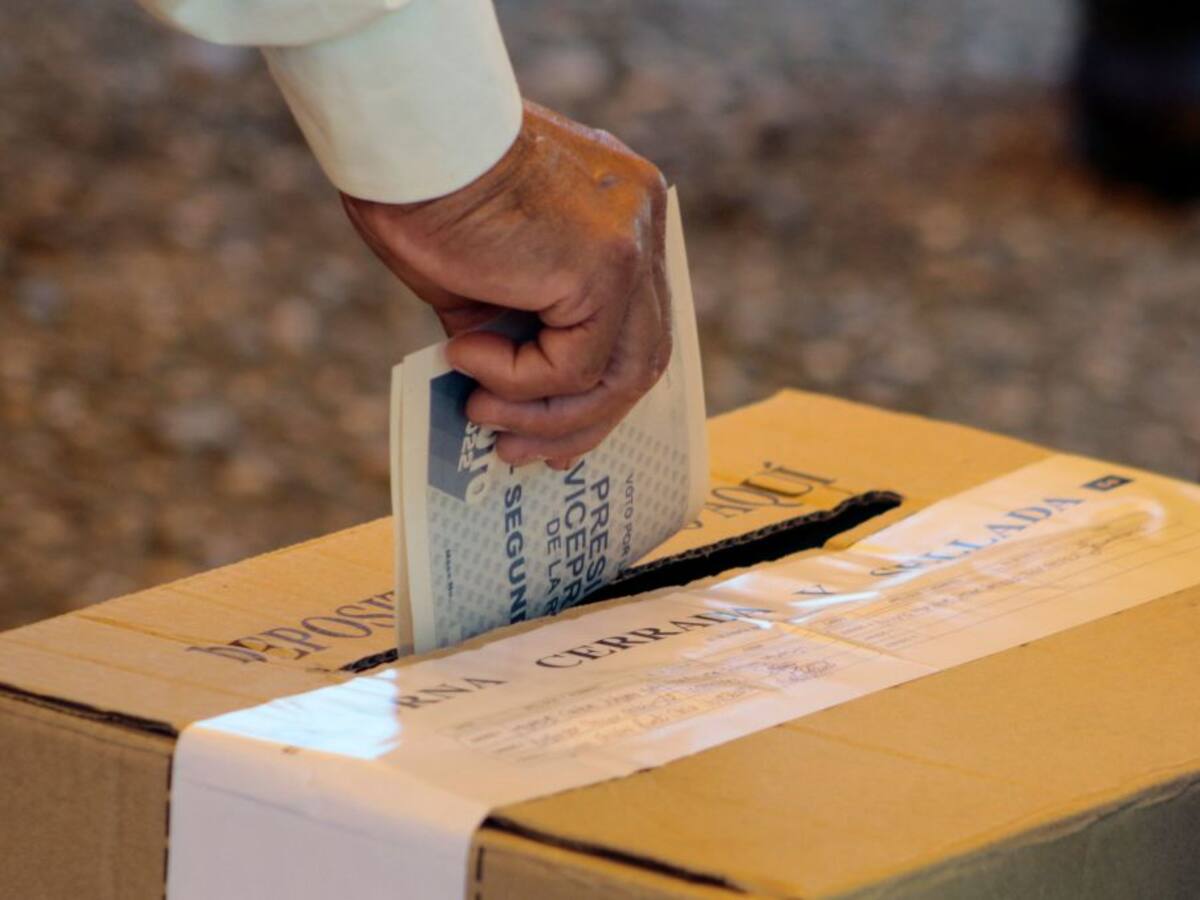 Denuncian presunta entrega de publicidad política en Consulado de Miami