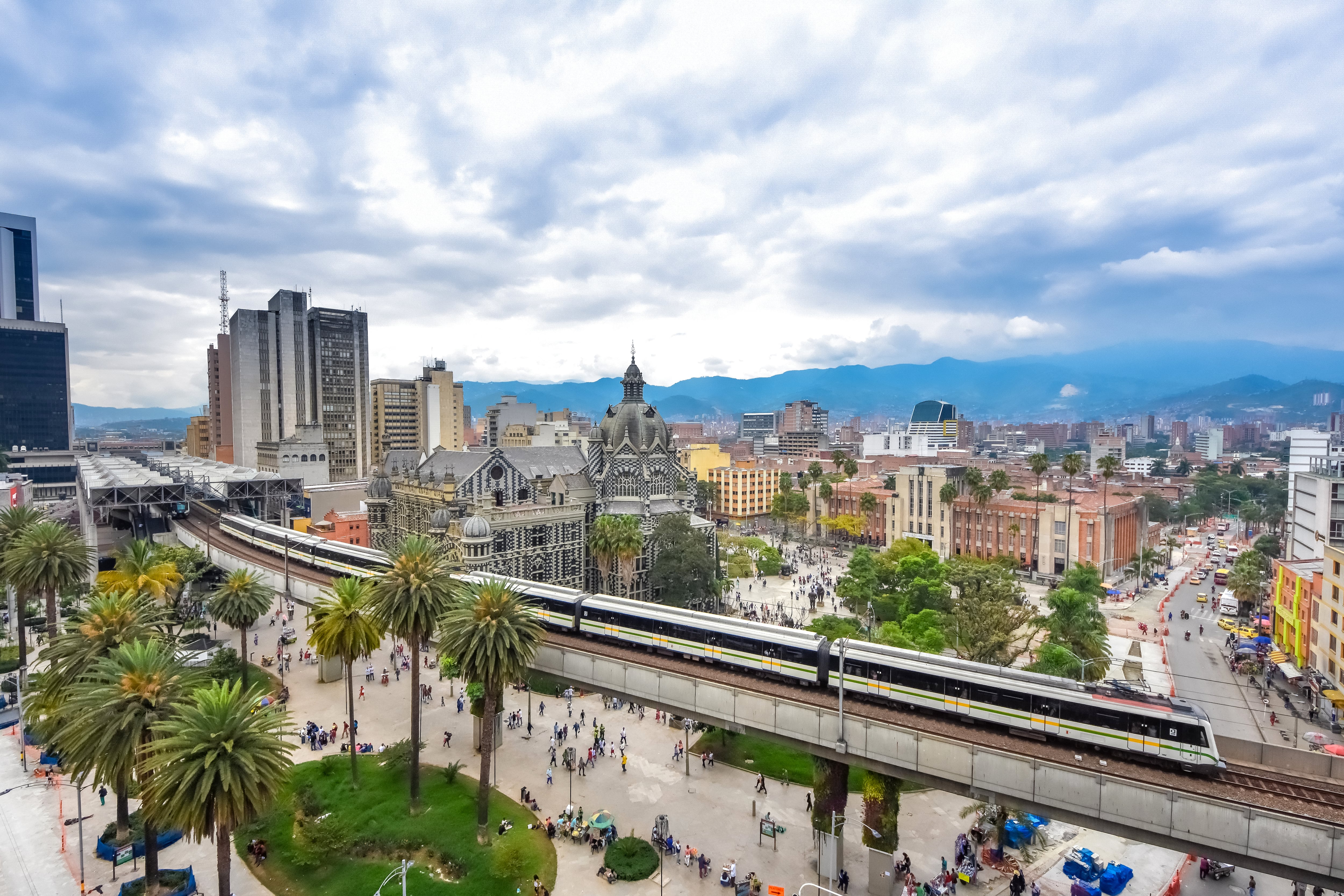 Vista del paisaje urbano de Medellín con el metro elevado / Foto: GettyImages