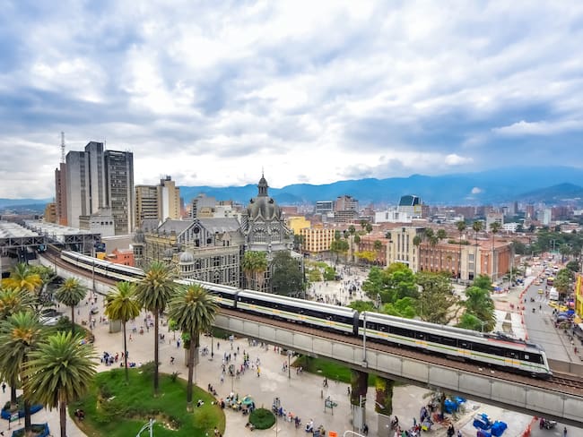 Vista del paisaje urbano de Medellín con el metro elevado / Foto: GettyImages