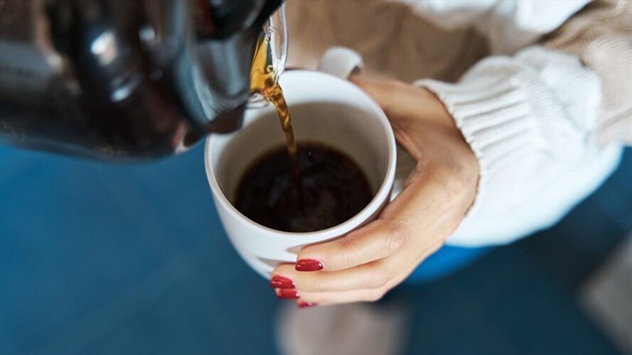 Estudio realizado por Northwestern University de Chicago expone que el consumo diario de entre 2 y 3 tazas de café ayudaría a evitar el contagio de COVID-19. Foto: Getty Images