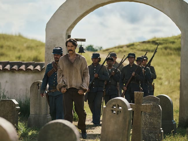 AME4747. BOGOTÁ (COLOMBIA), 11/12/2024.- Fotografía cedida por Netflix del actor colombiano Claudio Cataño (c) durante su interpretación de Aureliano, durante la grabación de la serie de Netflix 'Cien años de soledad en Colombia. 'Cien años de soledad', la esperada serie basada en la obra maestra del nobel colombiano Gabriel García Márquez, se estrena este miércoles en la plataforma de Netflix como una superproducción que por primera vez en 57 años lleva a las pantallas del mundo el universo mágico de Macondo y la "belleza poética" del libro. EFE/ Pablo Arellano / Netflix /