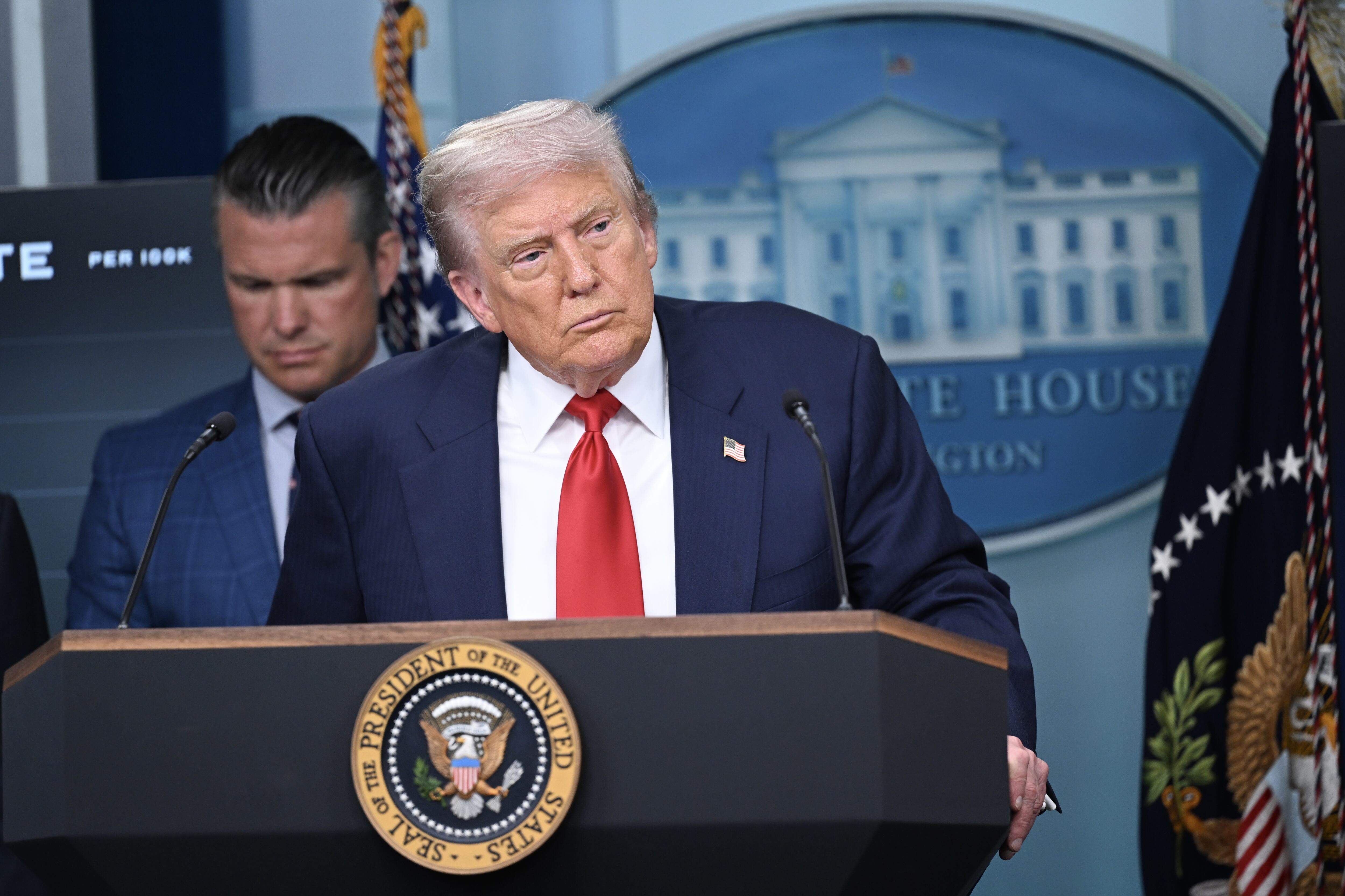El presidente estadounidense, Donald Trump, pronuncia un discurso durante una rueda de prensa en la Casa Blanca en Washington D. C., Estados Unidos, el 11 de agosto de 2025. (Foto de Fatih Aktas/Anadolu vía Getty Images)