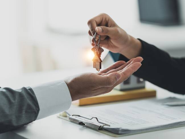 Imagen de referencia de la entrega de las llaves de una vivienda. Foto: Getty Images.
