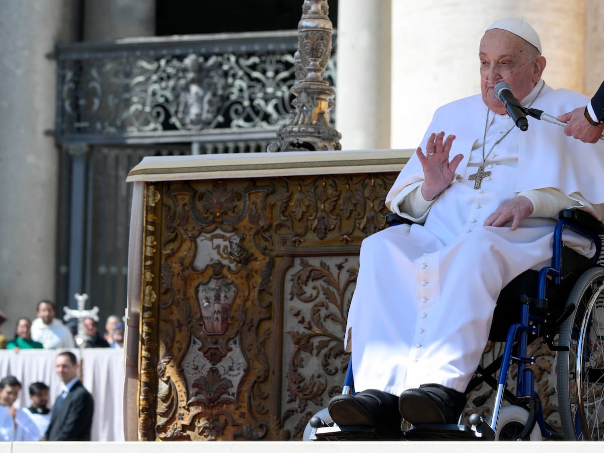 El papa visitó la basílica de San Pedro en camiseta y con un poncho