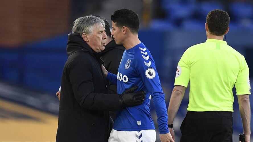 Entrenador Carlo Ancelotti y futbolista James Rodríguez en el Everton. Foto: Peter Powell - Pool/Getty Images