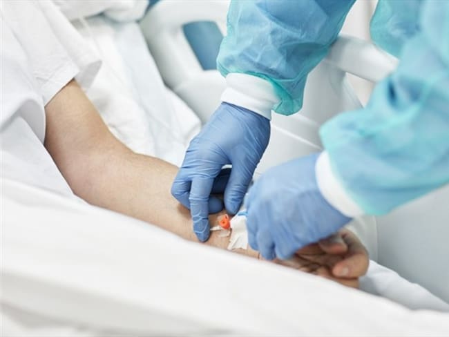 Imagen de referencia de una persona en hospital por COVID-19. Foto: Getty Images / Morsa Images