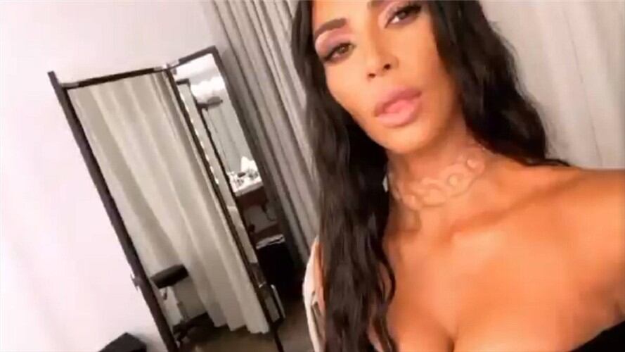 Kim Kardashian se ‘implanta’ un collar bajo la piel. Foto: Twitter Kim Kardashian