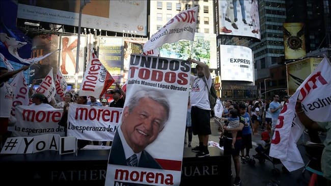 Partidarios de Andrés Manuel López Obrador celebran su victoria en las elecciones presidenciales mexicanas, en Times Square, Nueva York. Foto: Agencia Anadolu