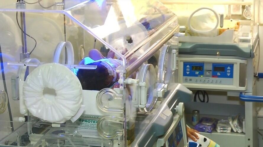 Una bebé que pertenecía a la etnia emberá, de tres meses de edad e hija de una niña de solo doce años, fue remitida a Medellín. Foto: Colprensa