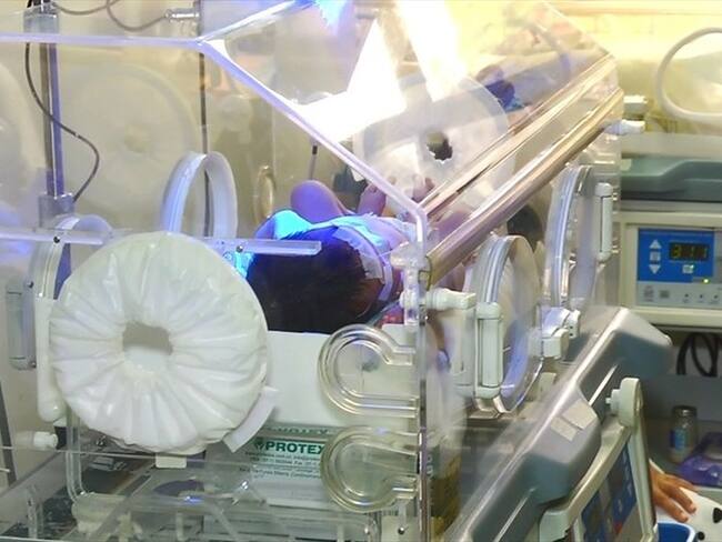 Una bebé que pertenecía a la etnia emberá, de tres meses de edad e hija de una niña de solo doce años, fue remitida a Medellín. Foto: Colprensa