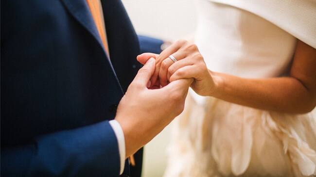 Imagen de referencia de un matrimonio. Foto: Getty Images / JovanaT