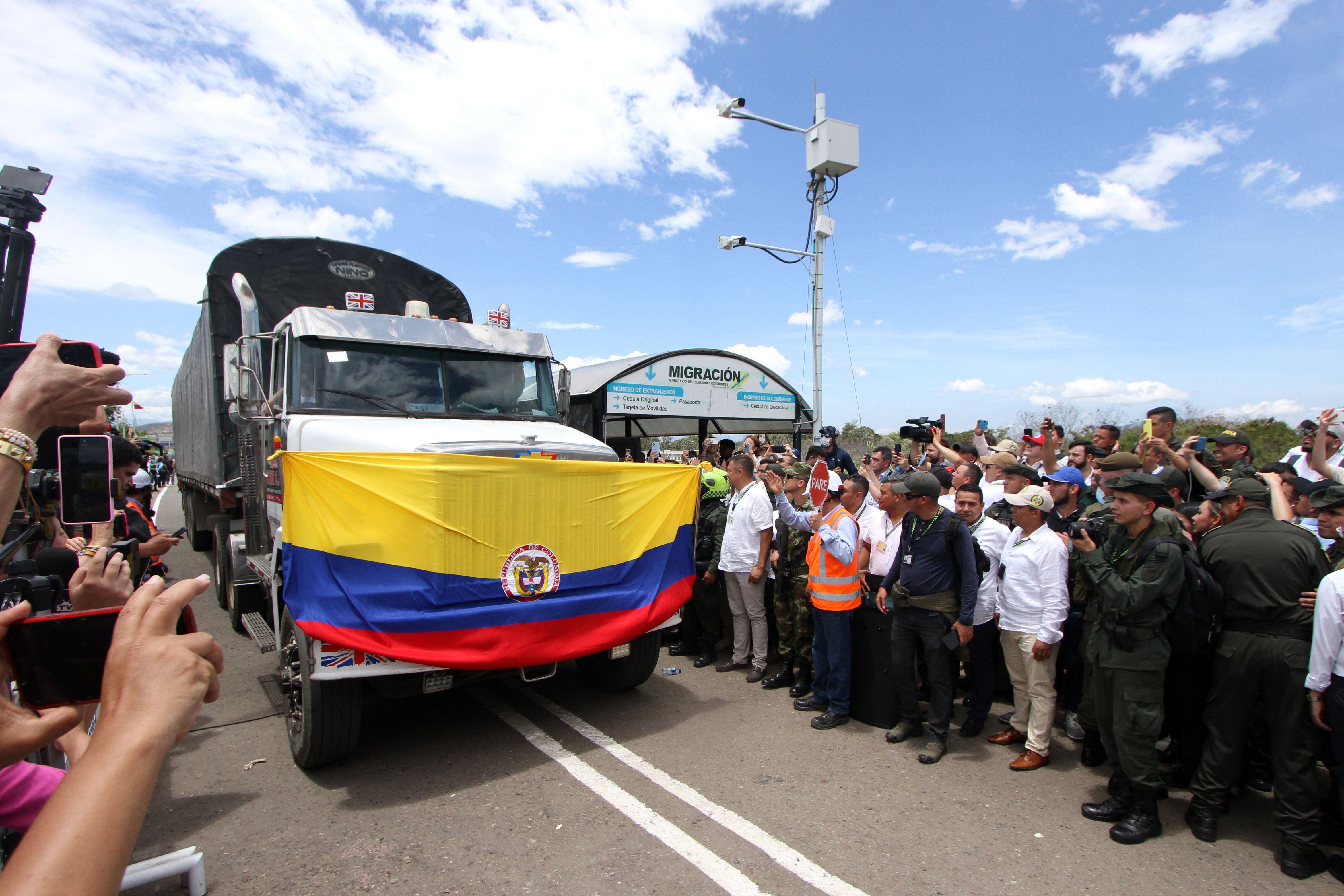 Camión de transporte colombiano cruzando la frontera hacia Venezuela.