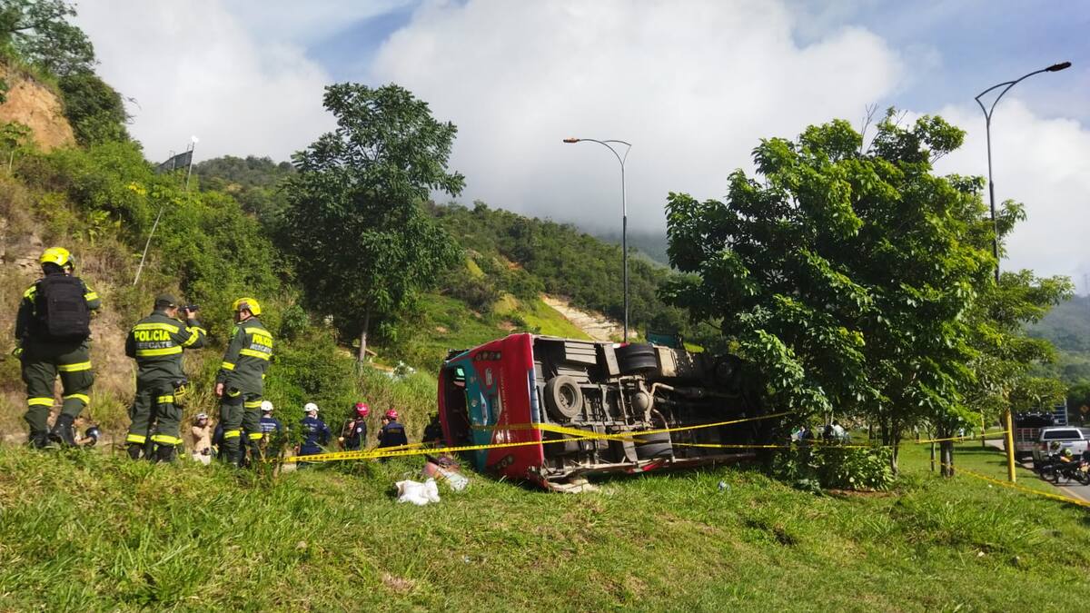 Bus se volcó en la vía Lebrija - Bucaramanga, 20 personas resultaron heridas