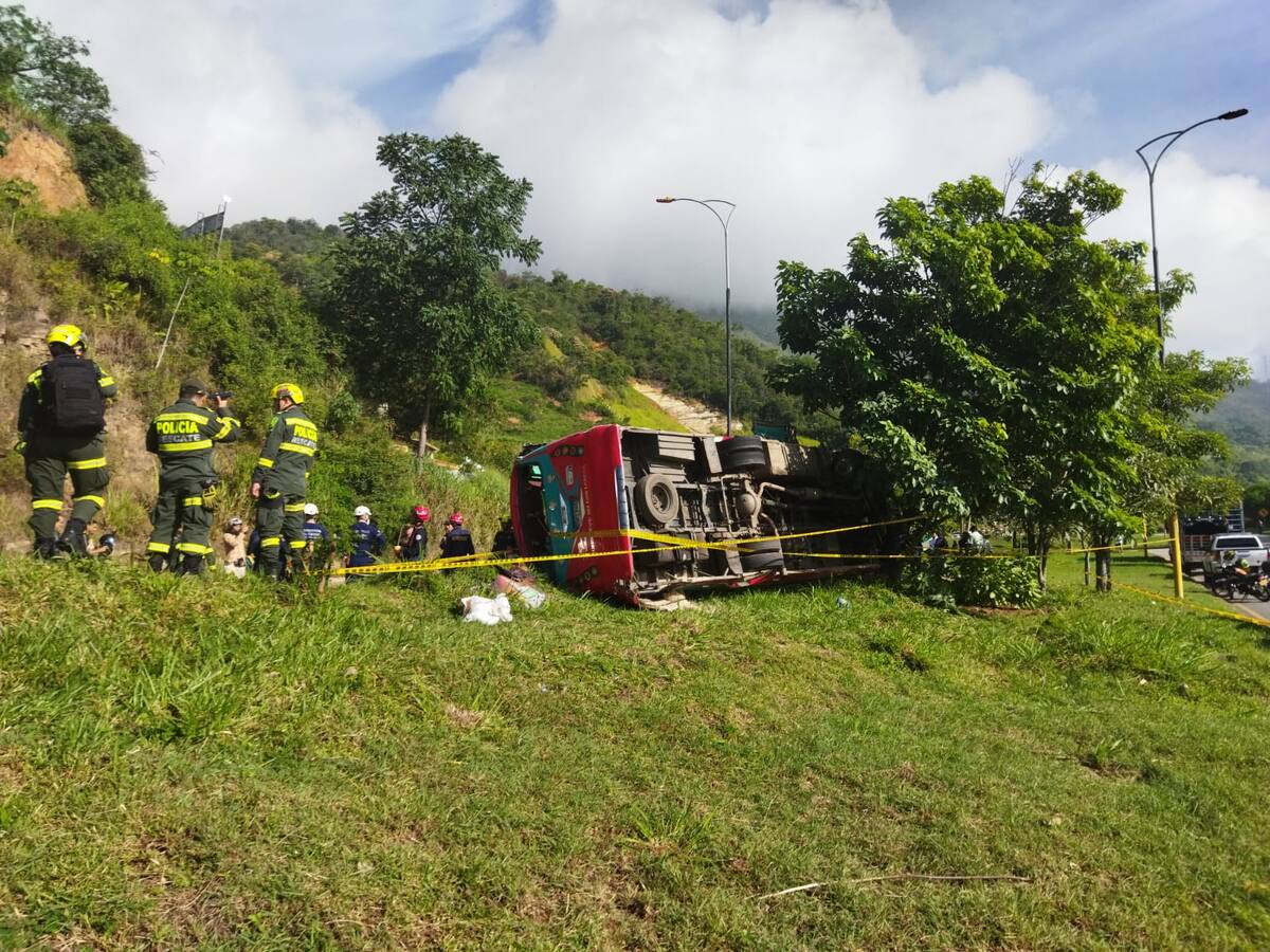 Bus se volcó en la vía Lebrija - Bucaramanga, 20 personas resultaron heridas