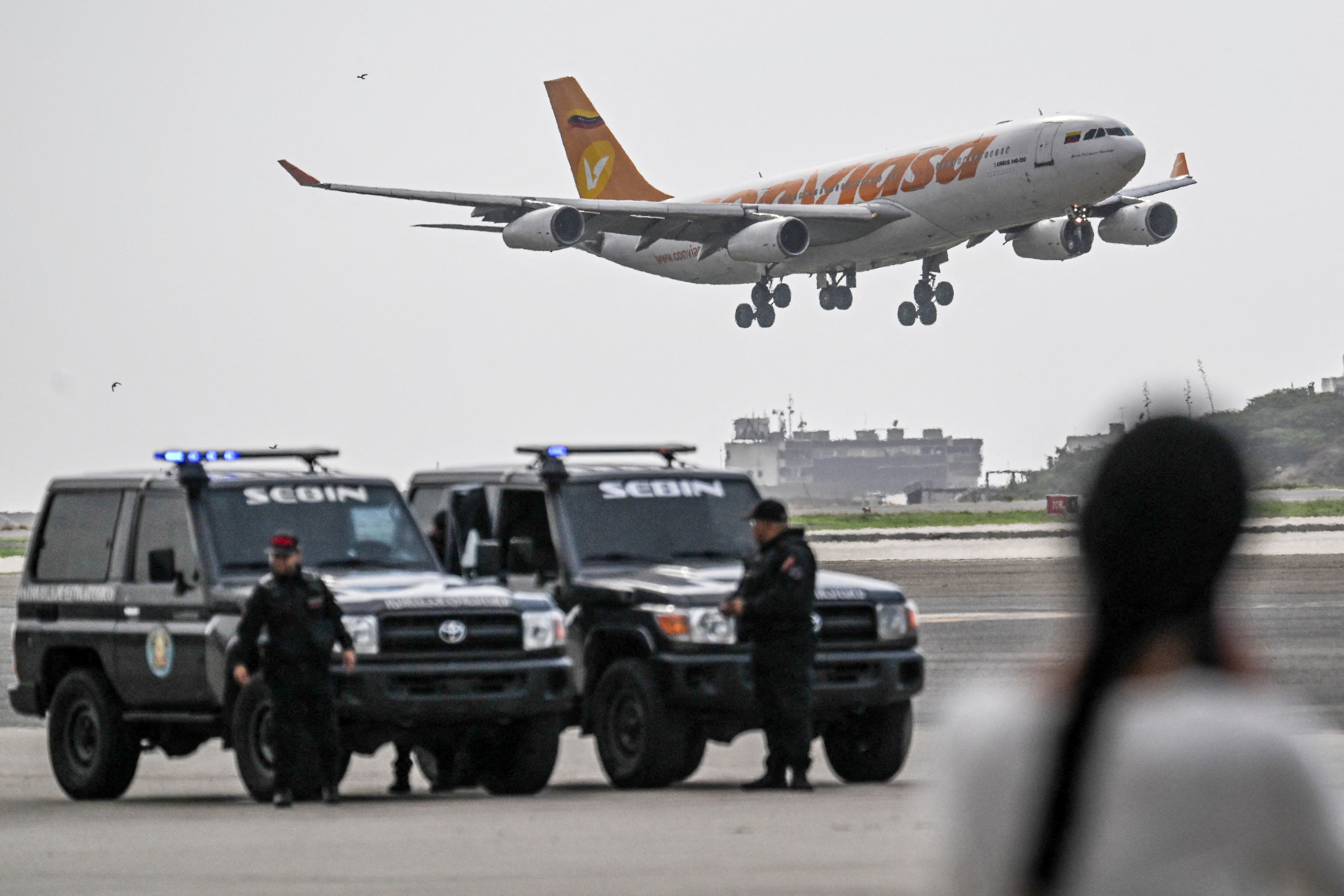 Avión de CONVIASA aterriza en Venezuela con migrantes deportados de Estados Unidos. FOTO: JUAN BARRETO/AFP via Getty Images