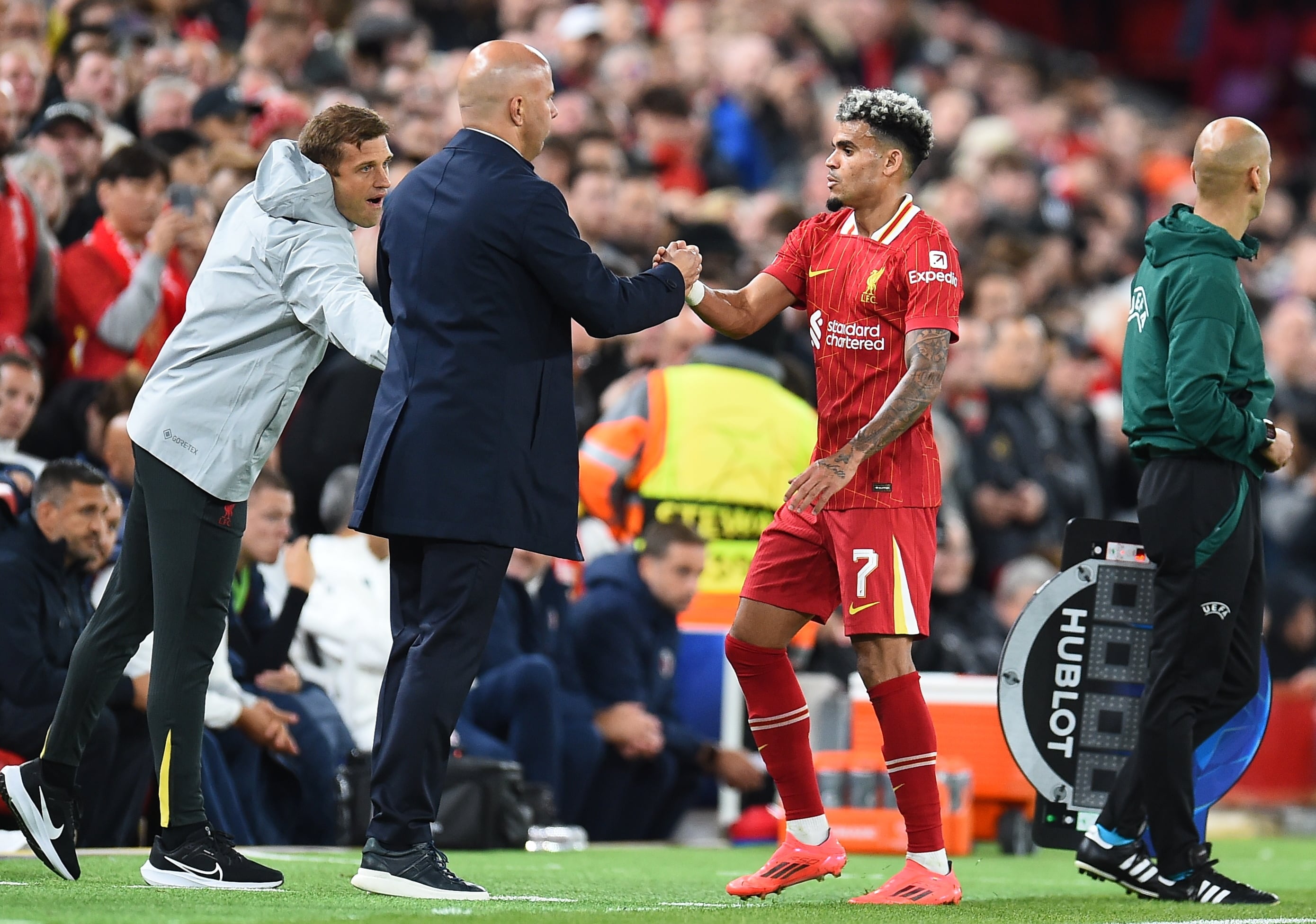 Liverpool (United Kingdom), 02/10/2024.- Liverpool's manager Arne Slot (L) shakes hands with his player Luis Diaz (R) during the UEFA Champions League soccer match between Liverpool FC and Bologna FC 1909 in Liverpool, Britain, 02 October 2024. (Liga de Campeones, Reino Unido) EFE/EPA/PETER POWELL