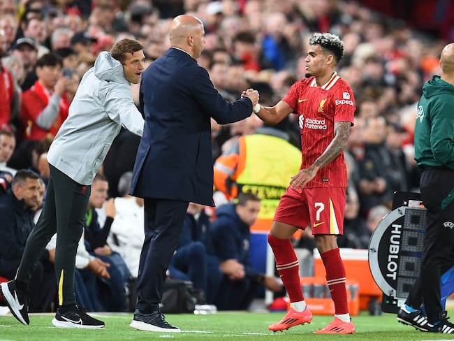 Liverpool (United Kingdom), 02/10/2024.- Liverpool's manager Arne Slot (L) shakes hands with his player Luis Diaz (R) during the UEFA Champions League soccer match between Liverpool FC and Bologna FC 1909 in Liverpool, Britain, 02 October 2024. (Liga de Campeones, Reino Unido) EFE/EPA/PETER POWELL