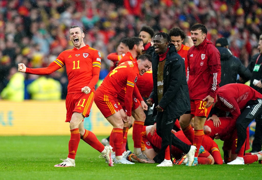 Gareth Bale junto a sus compañeros de la selección de Gales. (Photo by David Davies/PA Images via Getty Images)
