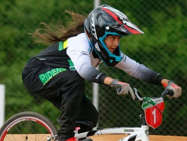 Colombiana de 12 años repite oro en mundial BMX