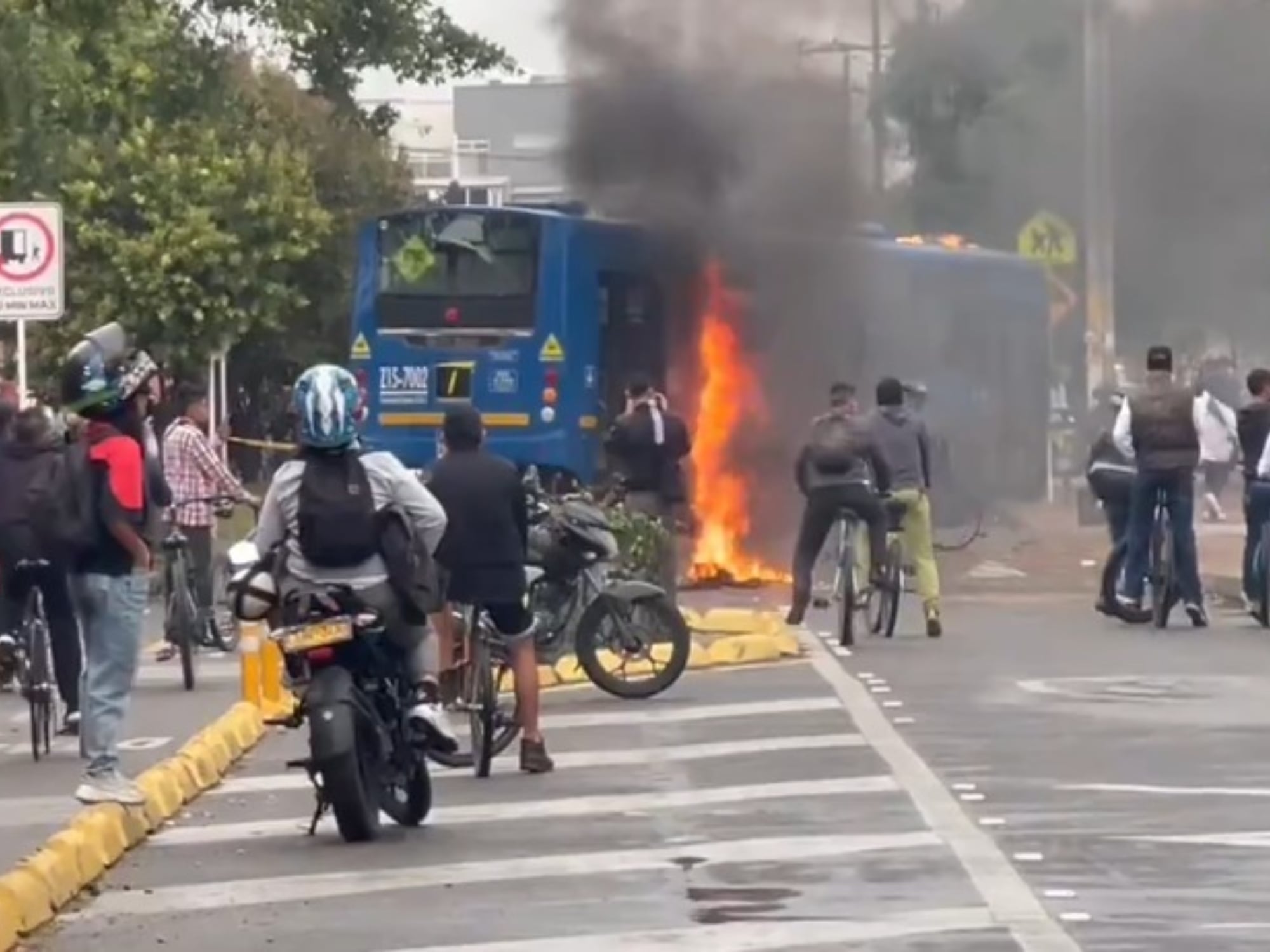 Encapuchados generan disturbios en el sur de Bogotá. Foto: Tomada de X @daniespitia9