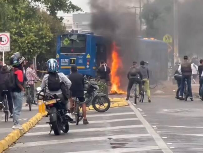 Encapuchados generan disturbios en el sur de Bogotá. Foto: Tomada de X @daniespitia9