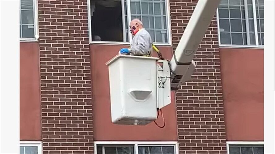 El hombre visitaba a su esposa de 61 años todos los días, pero con el aislamiento dejó de verla hasta que gracias a una grúa pudo estar cerca de ella a través de la ventana.. Foto: Captura de Pantalla