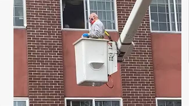 El hombre visitaba a su esposa de 61 años todos los días, pero con el aislamiento dejó de verla hasta que gracias a una grúa pudo estar cerca de ella a través de la ventana.. Foto: Captura de Pantalla