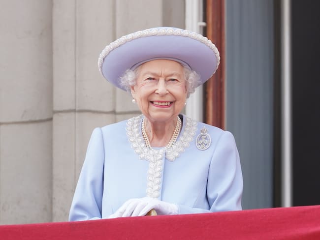 Video: 70 aviones sobrevolaron el palacio de Buckingham para honrar a Isabel II