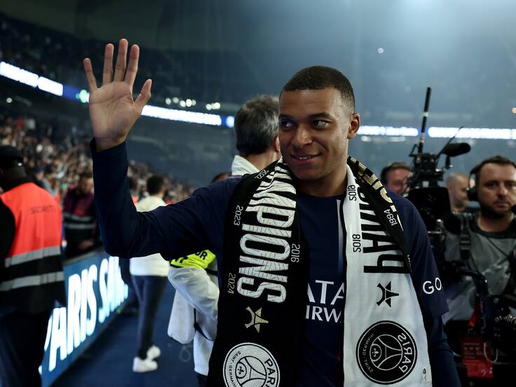 Paris (France), 12/05/2024.- Paris Saint-Germain&#039;s French forward Kylian Mbappe greets the fans as he celebrates with the French Ligue 1 championship&#039;s trophy during a ceremony following the French L1 soccer match between Paris Saint-Germain (PSG) and Toulouse (TFC) in Paris, France, 12 May 2024. (Francia) EFE/EPA/FRANCK FIFE / POOL MAXPPP OUT
