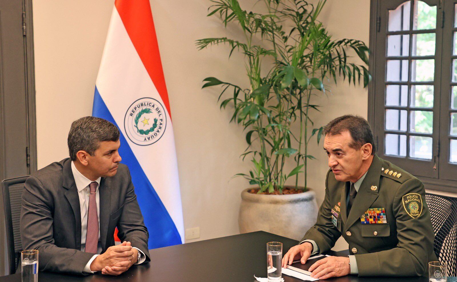 Presidente de Paraguay, Santiago Peña (izquierda) y el director de la Policía Nacional de Colombia, general William Salamanca (izquierda). Foto: Twitter presidencia de Paraguay.