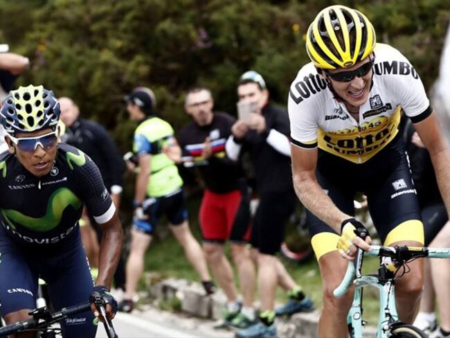 El ciclista colombiano del equipo Movistar, Nairo Quintana en el momento de pasar al holandés del equipo Lotto Jumbo, Robert Gesink. Foto: Agencia EFE
