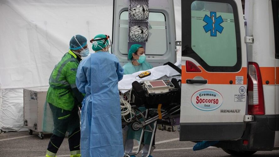 La región de Lombardía, donde los hospitales están desbordados, sigue pagando el precio más alto, con 381 muertes más (2.549 en total). Foto: Getty Images