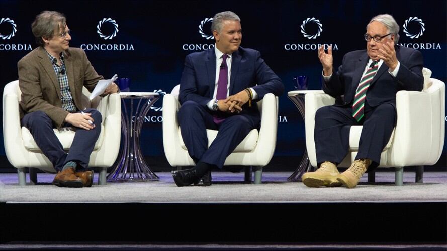 Multimillonario Howard Buffett exhibió sus botas hechas por excombatientes de las Farc . Foto: Presidencia