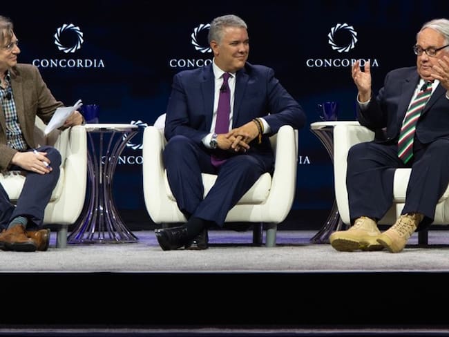 Multimillonario Howard Buffett exhibió sus botas hechas por excombatientes de las Farc . Foto: Presidencia
