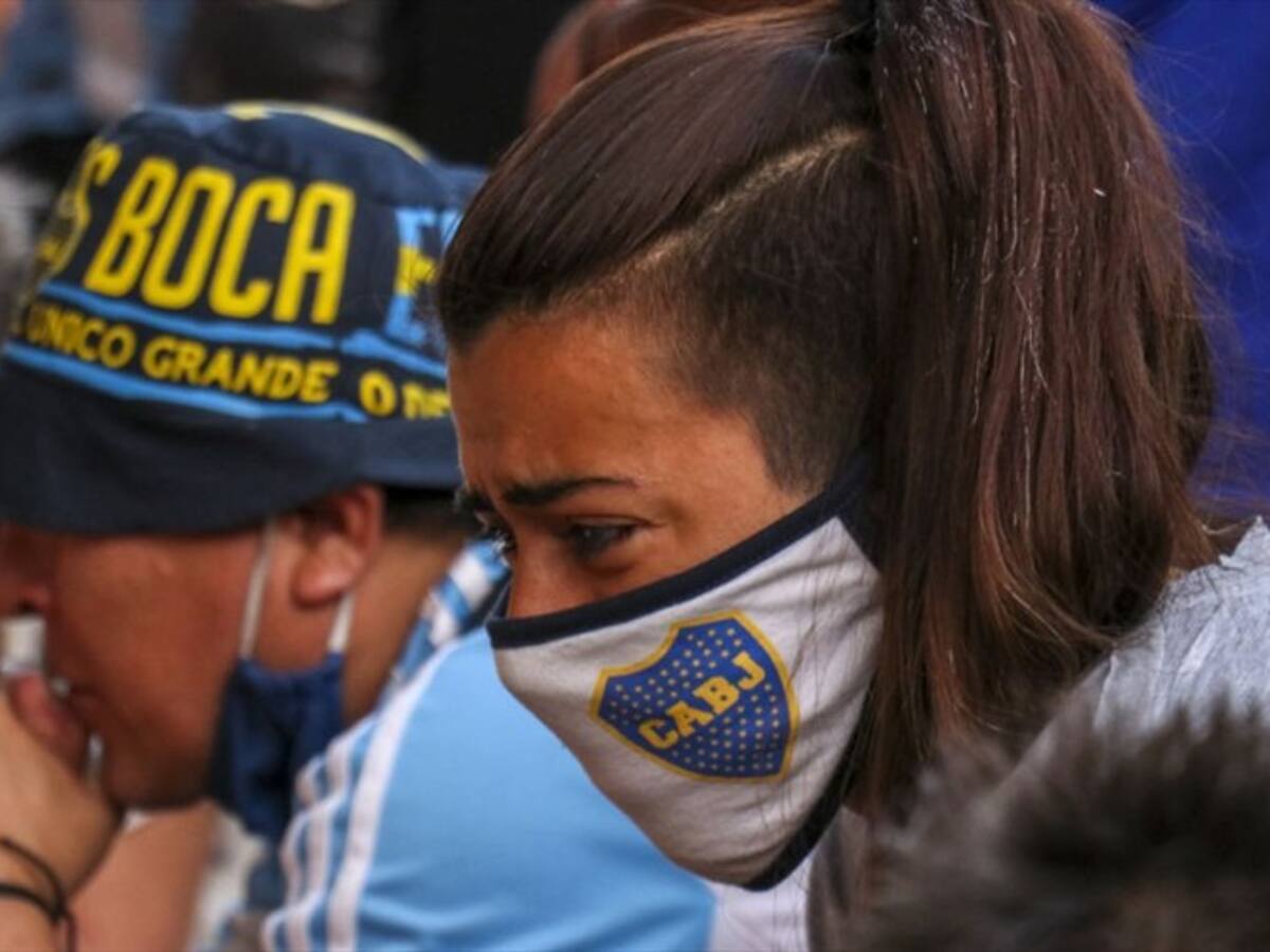 Argentinos se dan cita en la noche y llenan estadio para despedir a Maradona