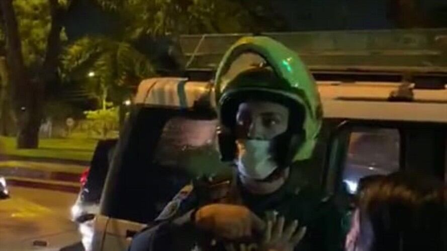 El uniformado fue agredido por algunos manifestantes . Foto: Cortesía