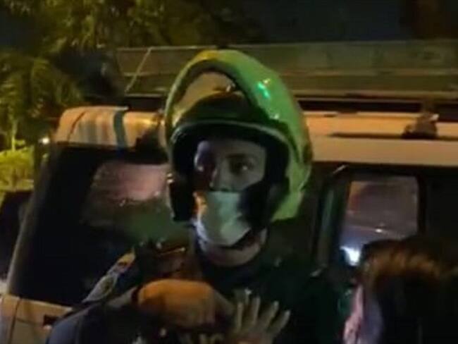 El uniformado fue agredido por algunos manifestantes . Foto: Cortesía