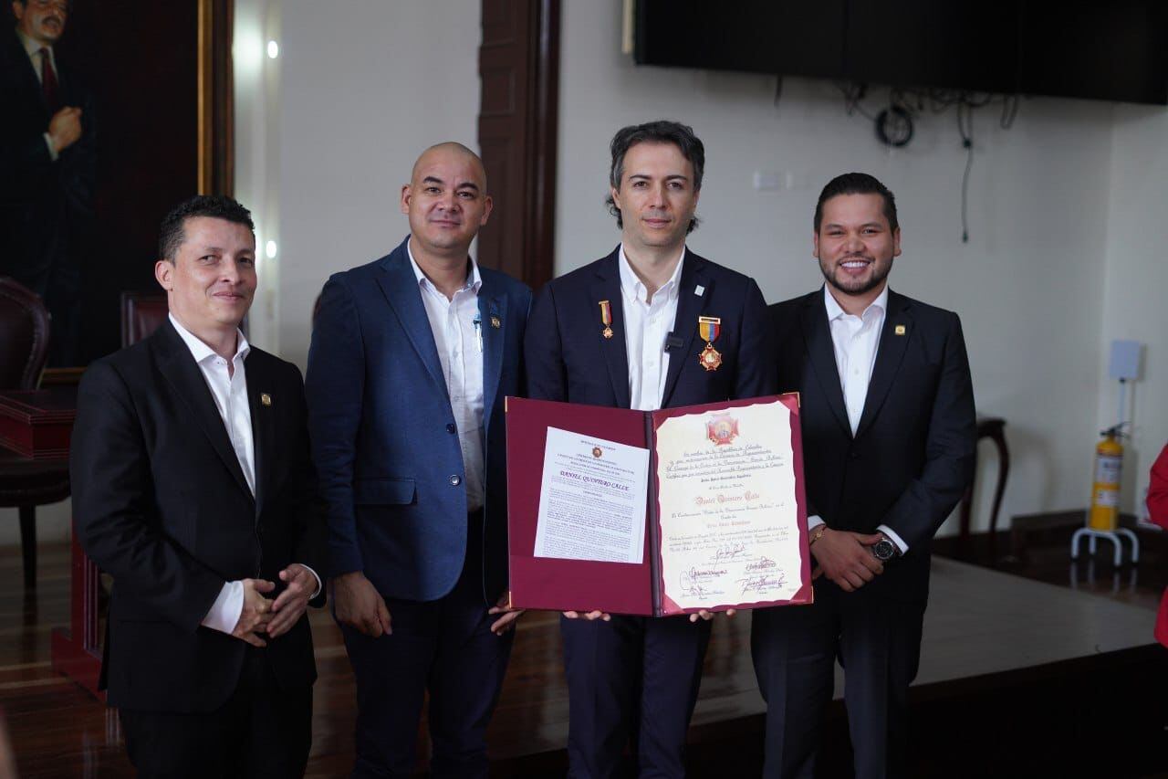 Daniel Quintero, alcalde de Medellín, fue condecorado por el Congreso. Foto: Suministrada.