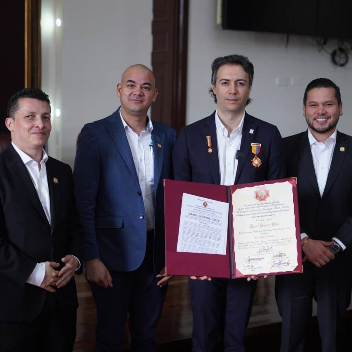 Daniel Quintero, alcalde de Medellín, fue condecorado por el Congreso