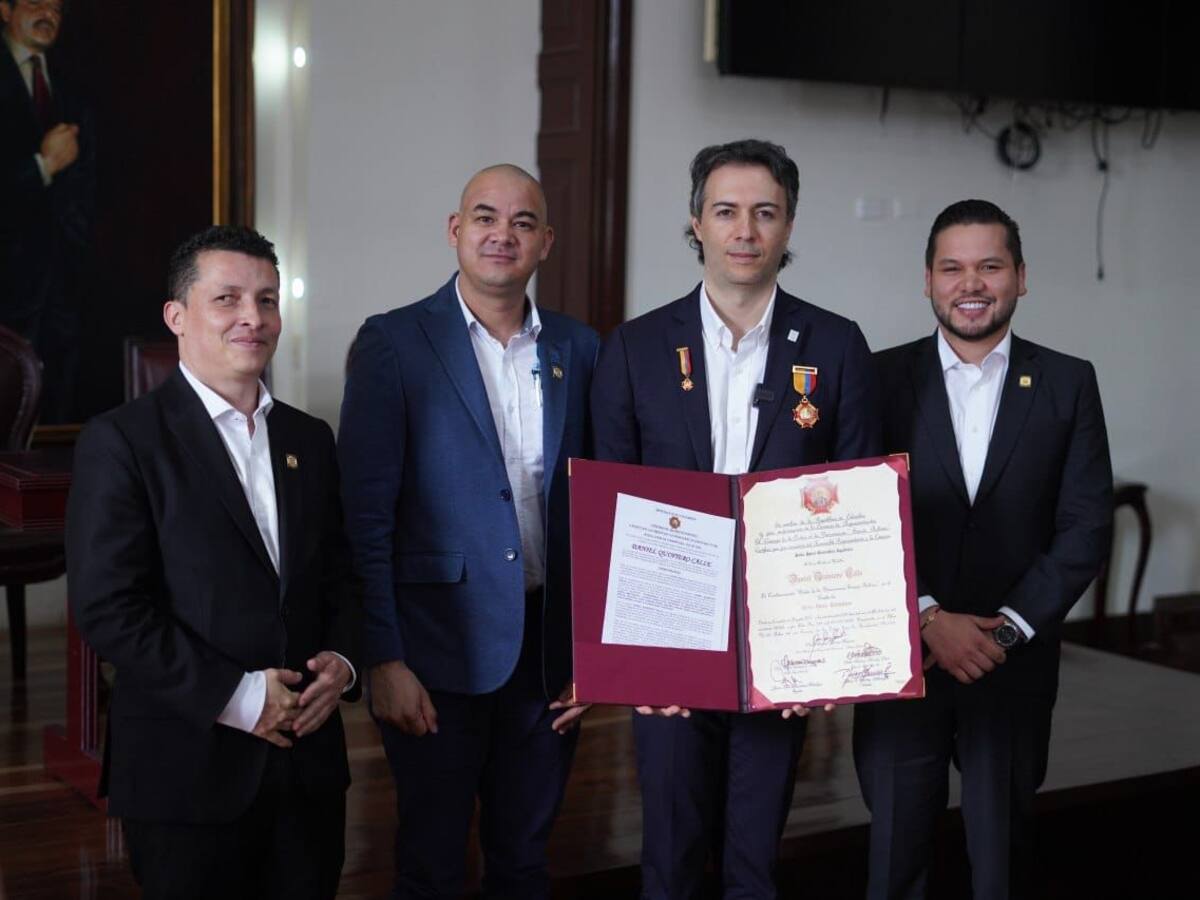 Daniel Quintero, alcalde de Medellín, fue condecorado por el Congreso