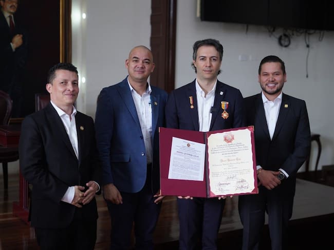 Daniel Quintero, alcalde de Medellín, fue condecorado por el Congreso. Foto: Suministrada.