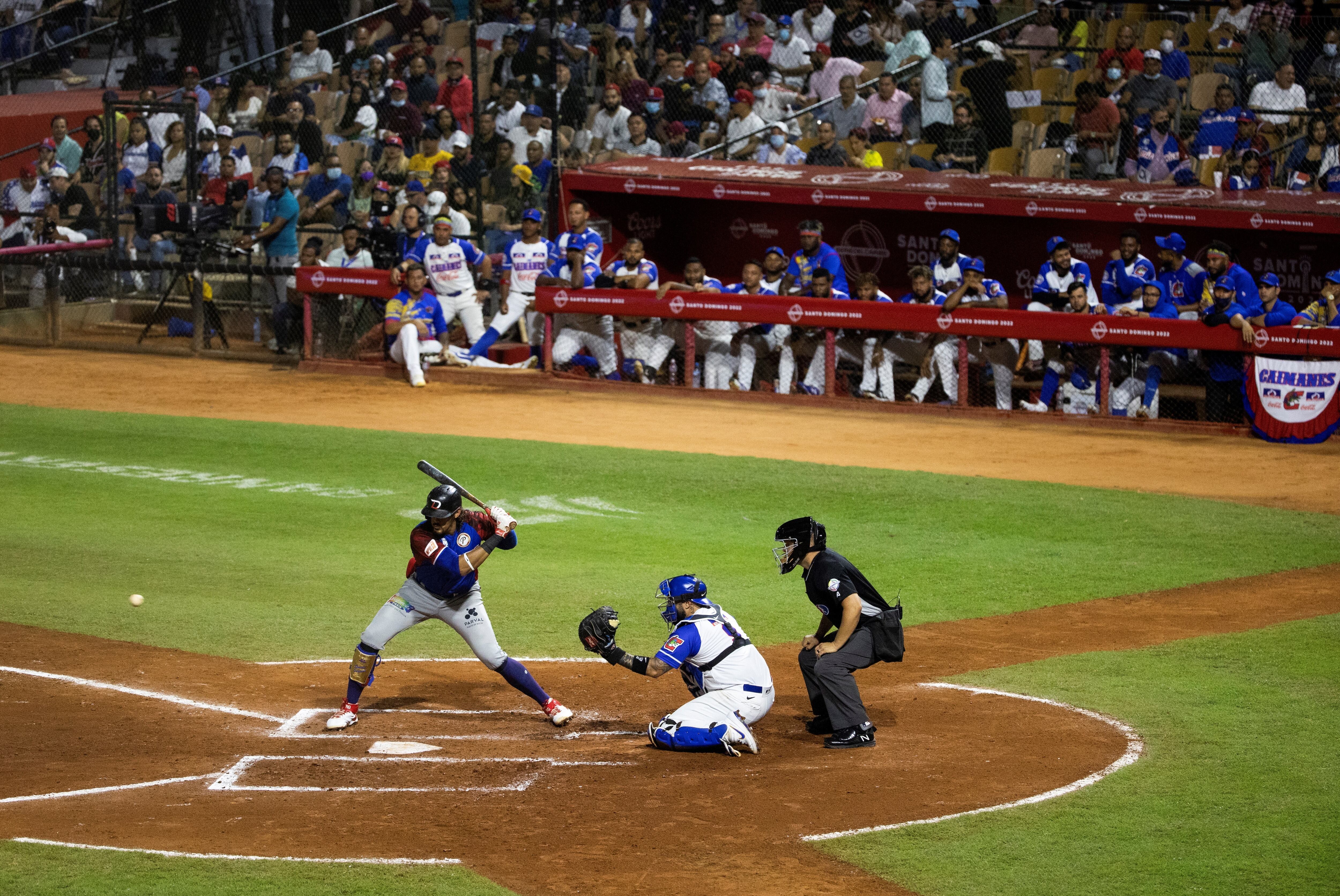 AME2346. SANTO DOMINGO (REPÚBLICA DOMINICANA), 31/01/2022.- El dominicano Ronald Guzmán (i) de Gigantes del Cibao batea hoy, durante un juego de la Serie del Caribe 2022 entre los Gigantes del Cibao de República Dominicana y los Caimanes de Barranquilla de Colombia, en Santo Domingo (República Dominicana). EFE/ Orlando Barría