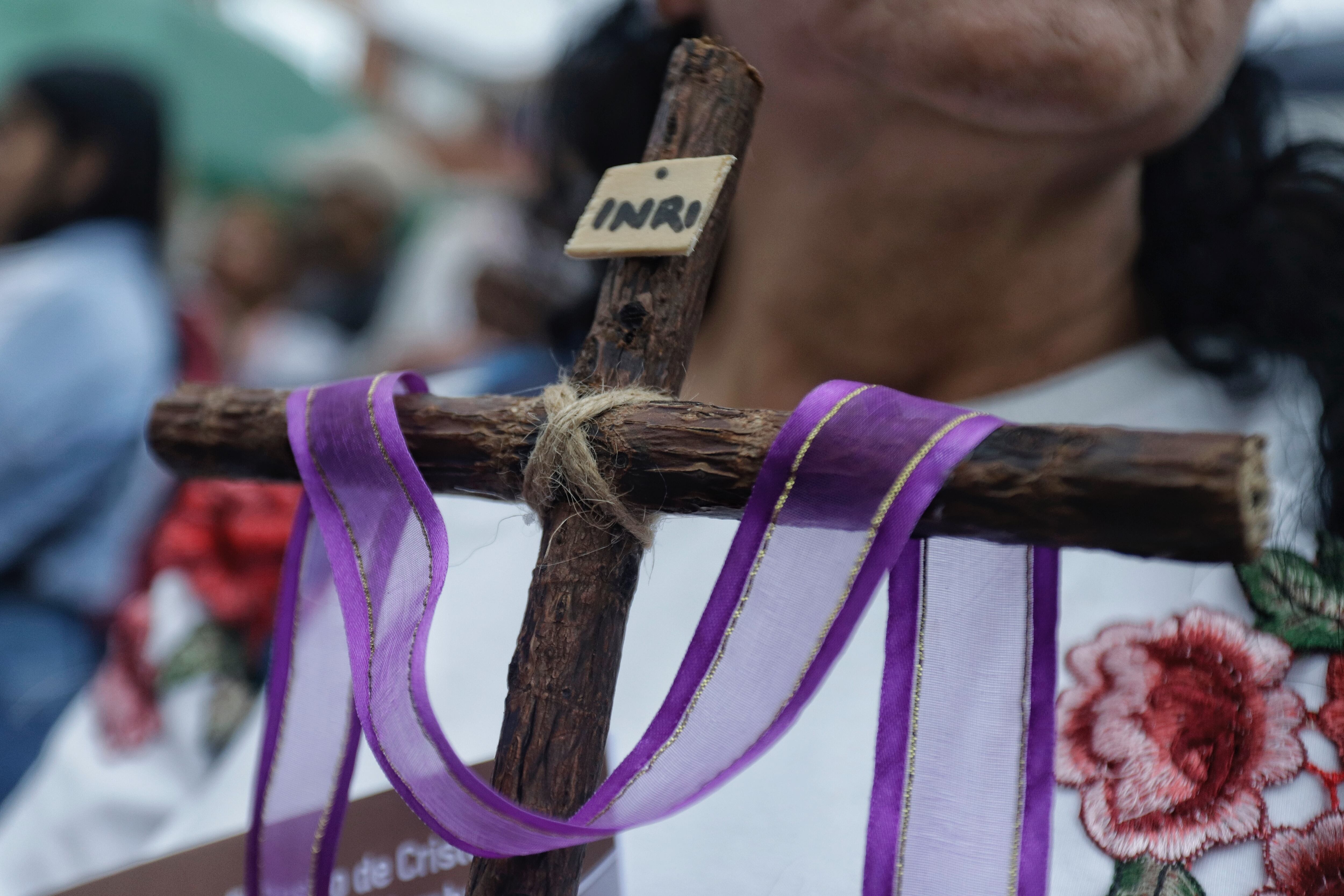 Mujer en viacrucis durante la Semana Santa. (Foto: Camila Díaz / Colprensa)