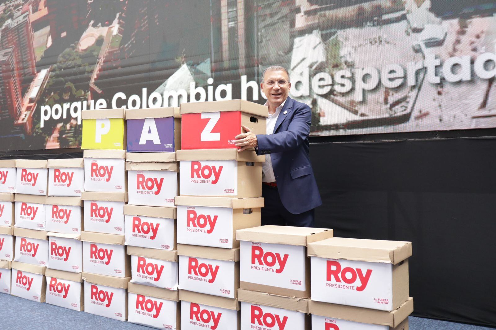 Roy Barreras entrega un millón de firmas para avalar su candidatura presidencial. Foto: Cortesía Roy Barrras