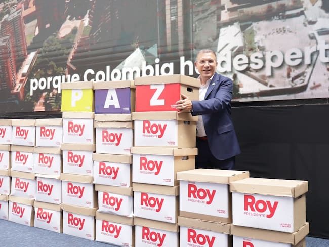 Roy Barreras entrega un millón de firmas para avalar su candidatura presidencial. Foto: Cortesía Roy Barrras