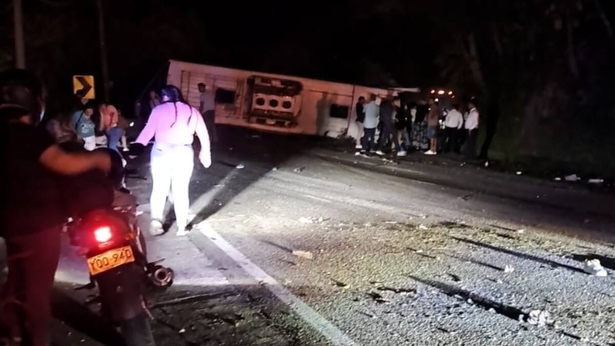 Un muerto y seis heridos por volcamiento de bus en la vía Bucaramanga - San Alberto