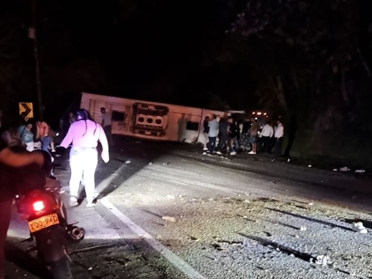Un muerto y seis heridos por volcamiento de bus en la vía Bucaramanga - San Alberto