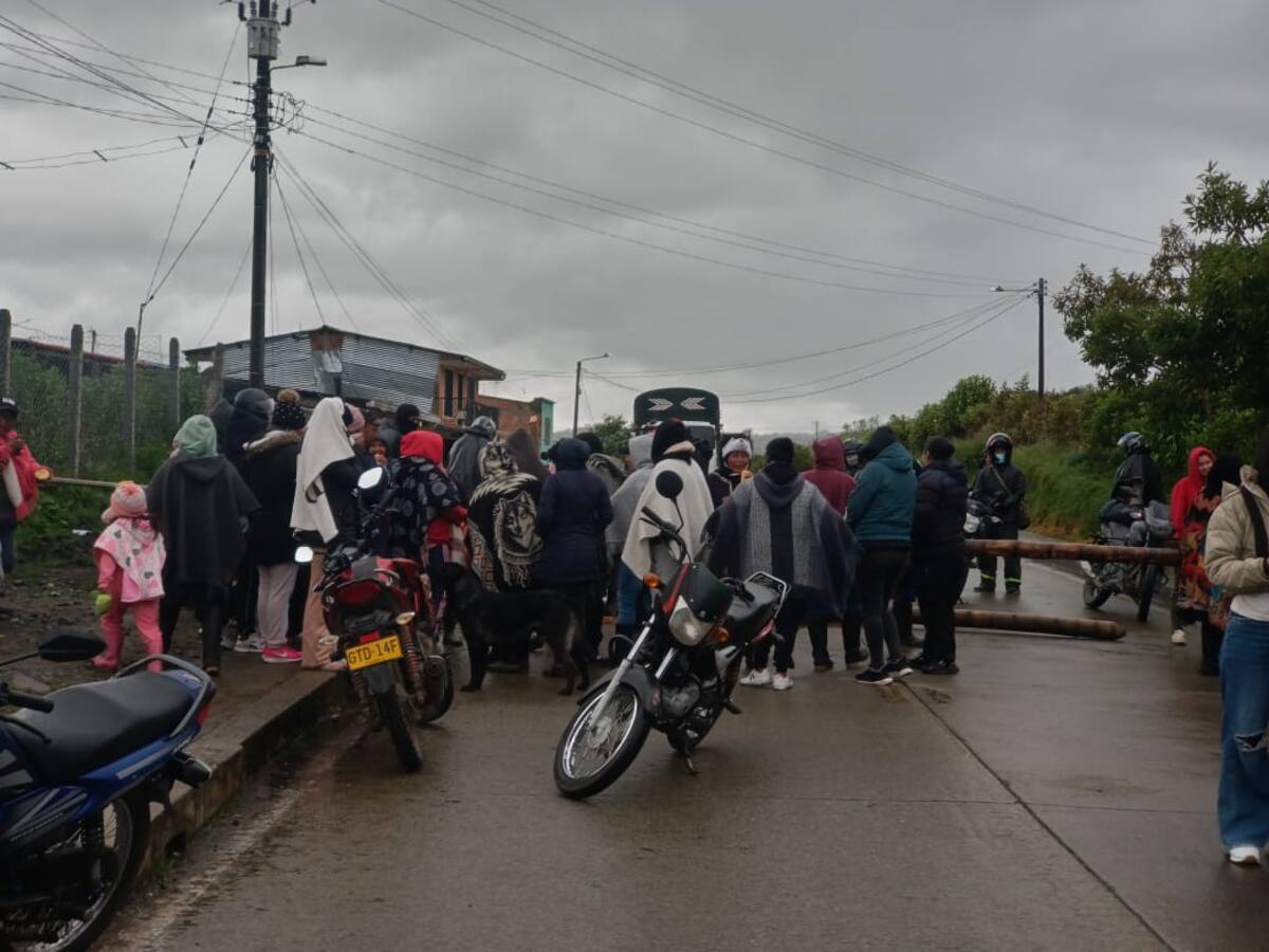 Comunidad bloquea la vía Transversal del Libertador entre Cauca y el Huila